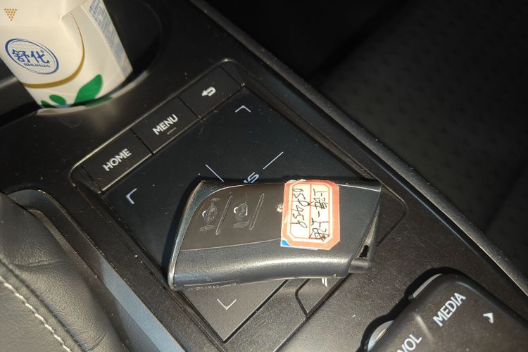 雷克萨斯UX 2020款 260h 探·酷版中控内饰7001