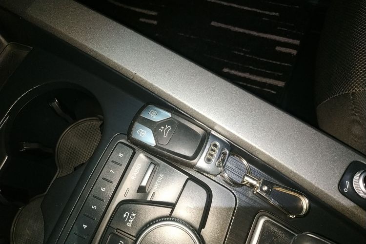 奥迪A4L 2019款 40 TFSI 进取型 国VI中控内饰7001