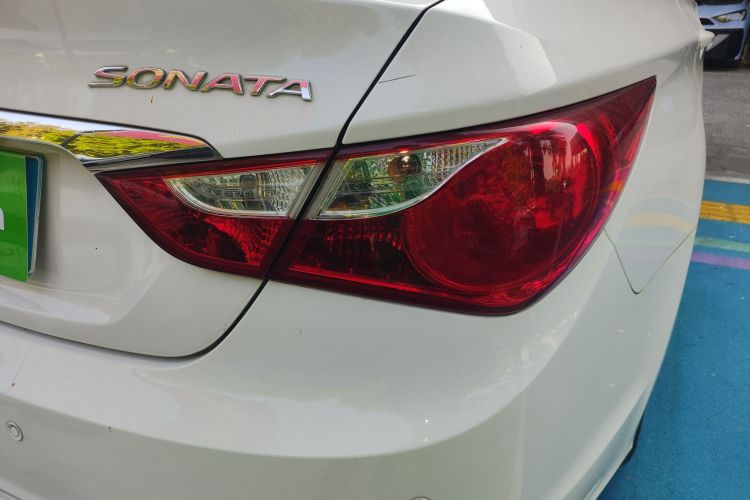 现代 索纳塔 2013款 2.0L 自动时尚版车身外观9