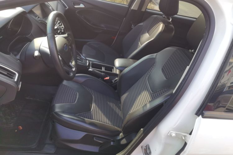 福特 福克斯 2018款 三厢经典 EcoBoost 125 自动超能风尚型智行版局部细节19