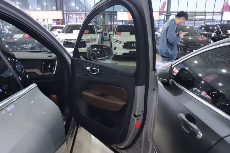 沃尔沃XC60 2023款 B5 四驱智远豪华版中控内饰7005