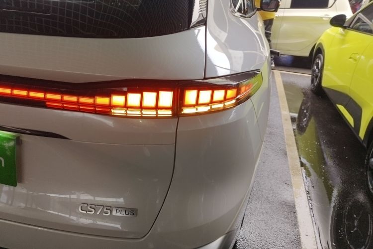 长安CS75 PLUS 2025款 第四代 UItra 2.0T 新蓝鲸 智慧劲擎型车身外观9
