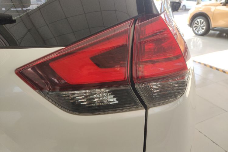 日产 奇骏 2020款 2.0L XL ITS CVT 2WD智联舒适版车身外观9