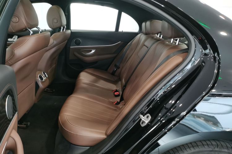 奔驰E级(进口) 2023款 改款 E 260 时尚型运动版中控内饰7004