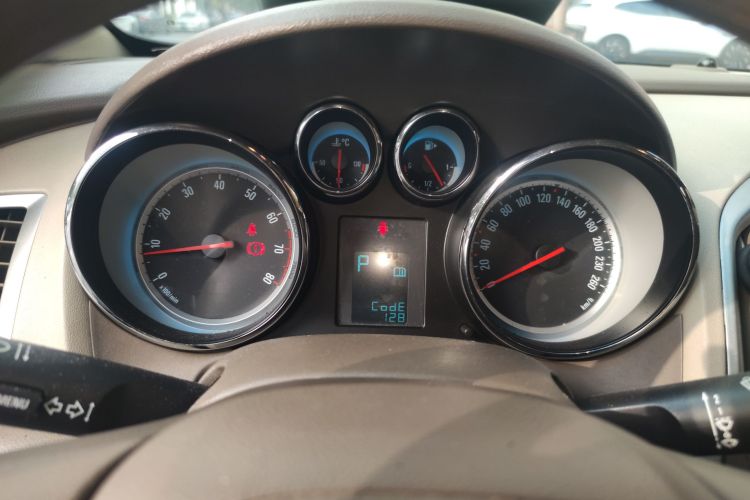 别克 英朗 2013款 GT 1.6L 自动时尚版中控内饰14