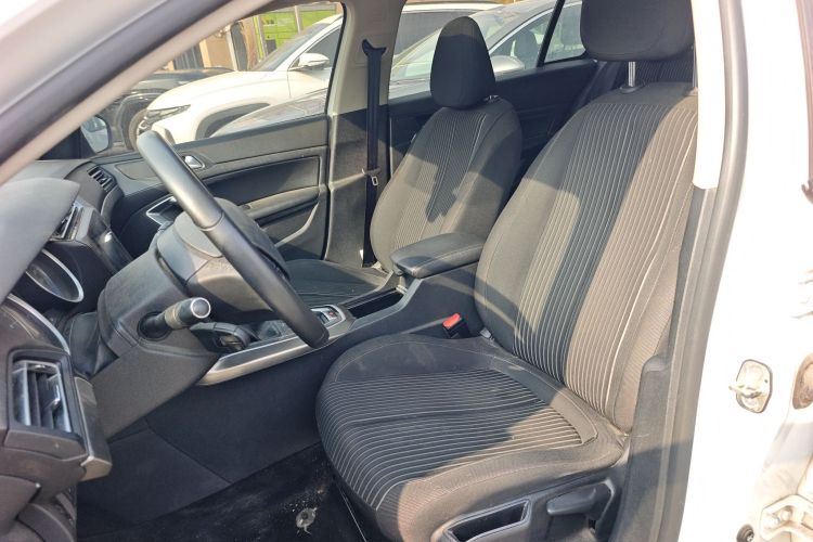 标致408 2016款 1.6T 自动豪华版中控内饰19