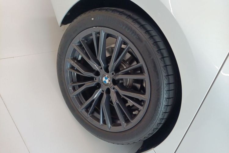 宝马3系 2020款 改款 325i M运动曜夜套装车身外观6008