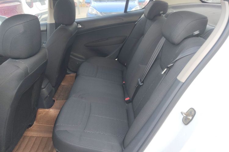 标致308 2014款 乐享版 经典 1.6L 手动优尚型中控内饰21