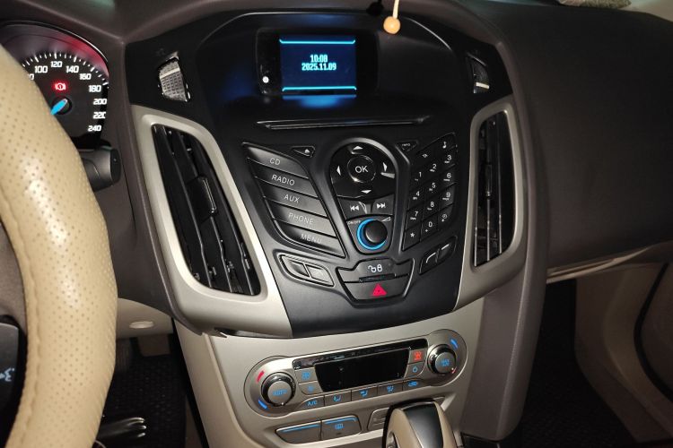 福特 福克斯 2012款 三厢 1.6L 自动风尚型中控内饰16