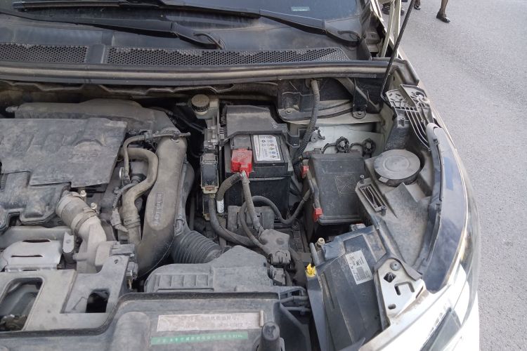 标致4008 2017款 350THP 精英版机舱底盘26