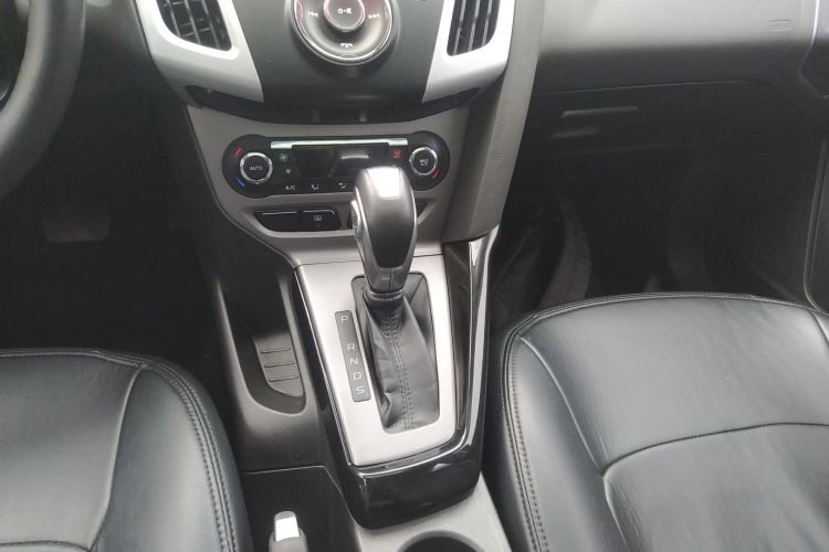 福特 福克斯 2012款 两厢 1.6L 自动风尚型中控内饰18