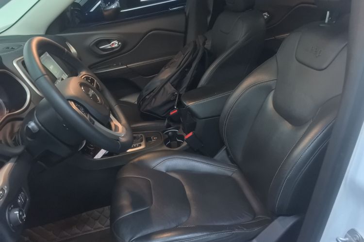 Jeep 自由光 2017款 2.0L 优越版中控内饰19