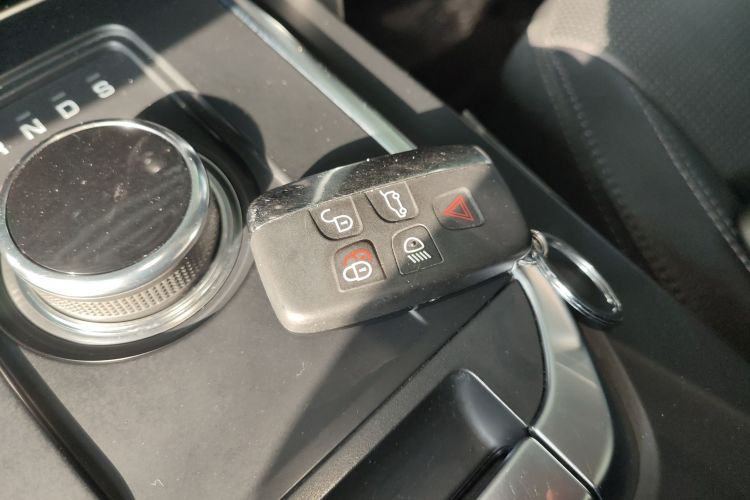 路虎 发现神行 2019款 240PS SE版 国VI中控内饰7001