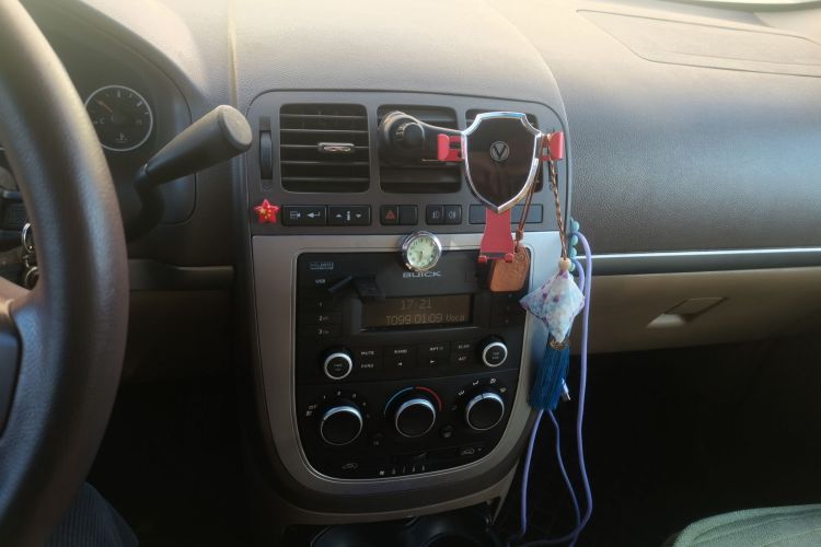 别克GL8 2014款 2.4L 经典版中控内饰16