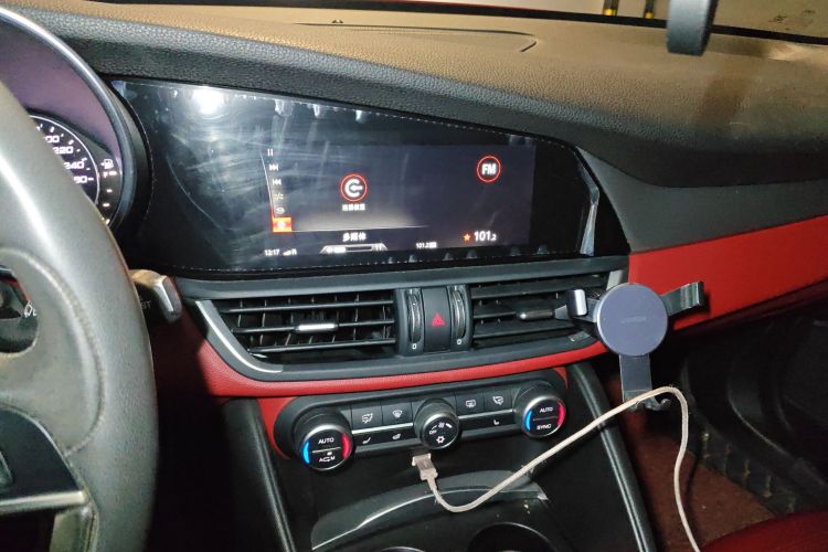 阿尔法·罗密欧 Giulia朱丽叶 2017款 2.0T 280HP Milano限量版中控内饰16