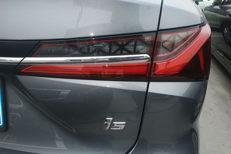 荣威i5 2023款 1.5L 手动舒享版车身外观9