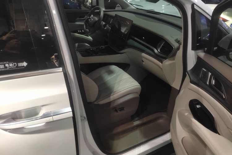 腾势D9 2022款 DM-i 970 四驱尊荣型局部细节41