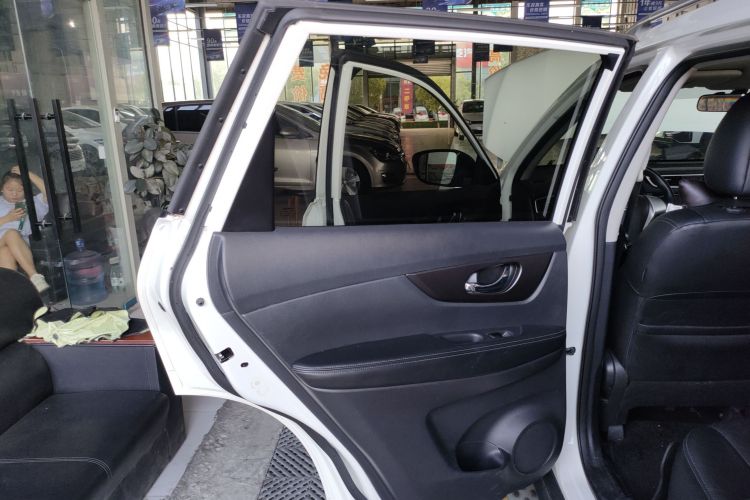 日产 奇骏 2015款 2.0L CVT舒适MAX版 2WD中控内饰7008