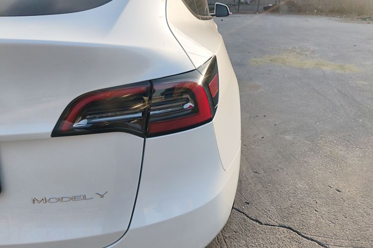 特斯拉 Model Y 2023款 长续航全轮驱动版车身外观9