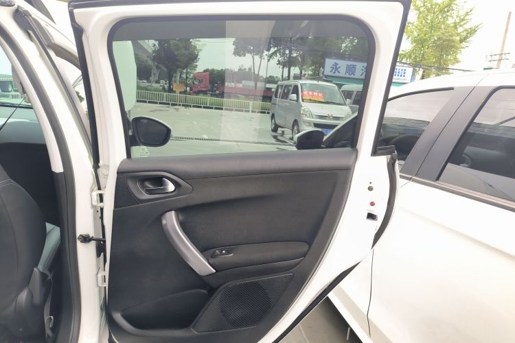 标致2008 2014款 1.6L 自动时尚版中控内饰7006