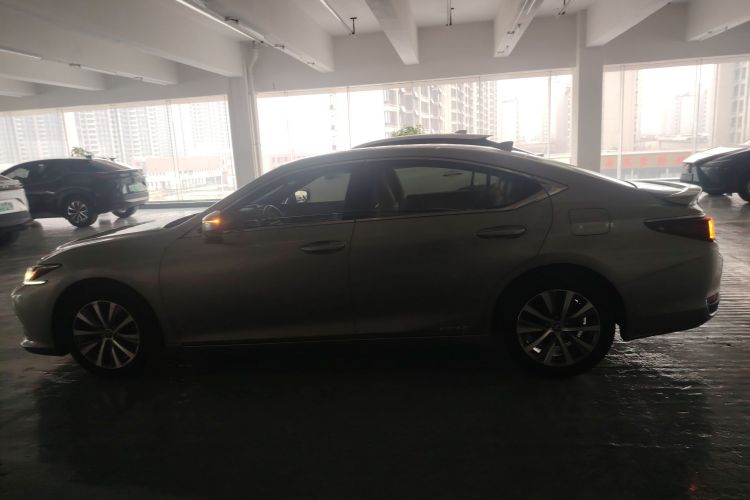 雷克萨斯ES 2018款 300h 卓越版 国VI车身外观4