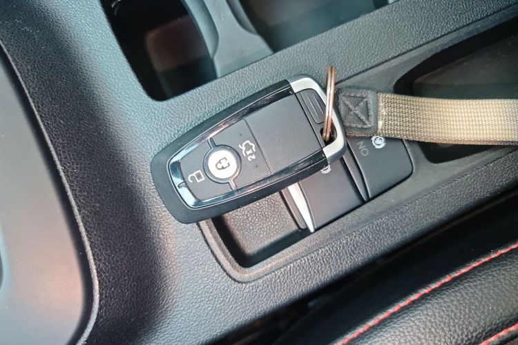 福特 福克斯 2022款 三厢 EcoBoost 180 自动ST Line中控内饰7001