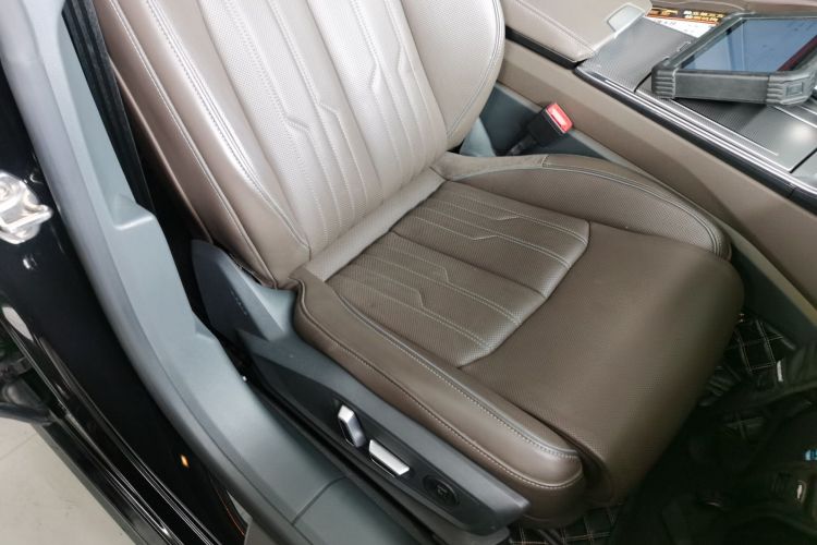 奥迪A7L 2022款 45 TFSI quattro S-line 见远型流晶套装局部细节41