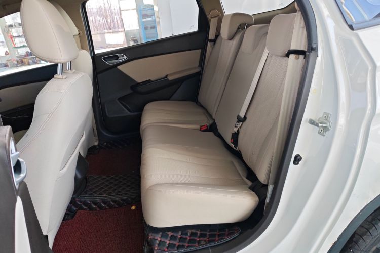 宝骏310W 2017款 1.5L 手动舒适型 国VI中控内饰21