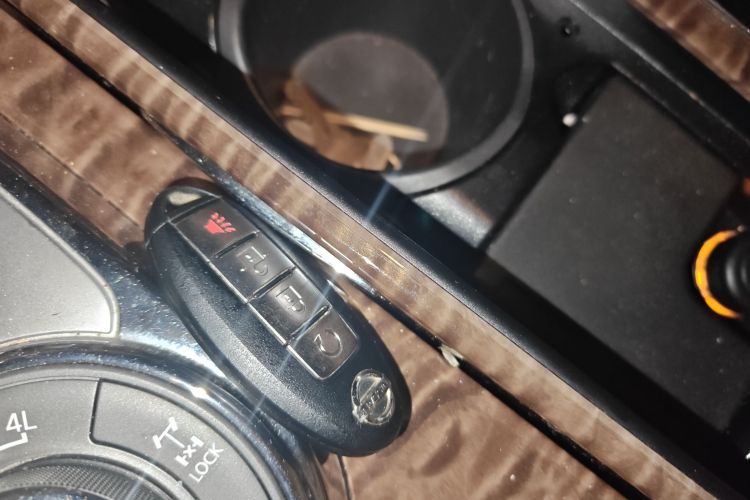 日产 途乐 2017款 5.6L 标准型中控内饰7001