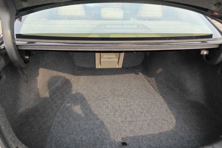 本田 雅阁 2014款 2.4L EX 豪华版机舱底盘23