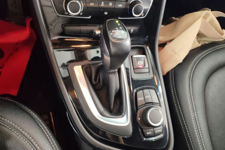 宝马2系旅行车 2016款 218i 时尚型中控内饰18