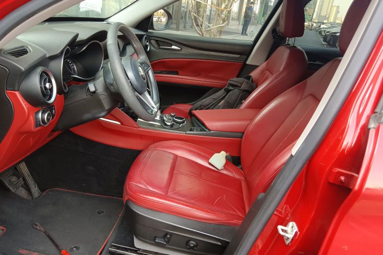 阿尔法·罗密欧 Stelvio斯坦维 2017款 2.0T 200HP 精英版中控内饰19