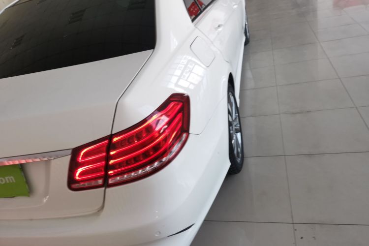 奔驰E级 2015款 改款 E 260 L 运动型车身外观9