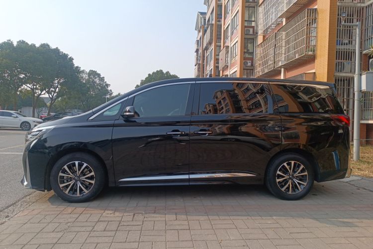 广汽传祺 传祺M8 2021款 领秀系列 390T 尊享版车身外观4