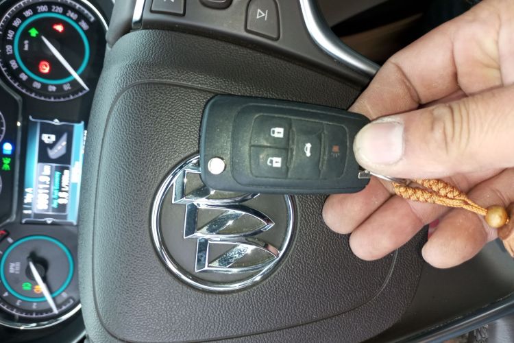 别克 君威 2014款 2.0L 精英时尚型中控内饰11