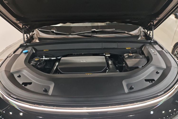 理想汽车 理想L9 2025款 Ultra 智能焕新版机舱底盘24