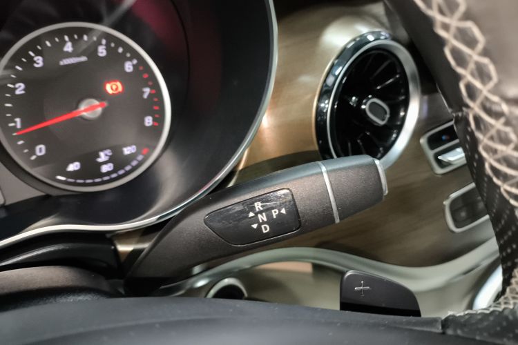 奔驰V级 2022款 V 260 尊贵版中控内饰18