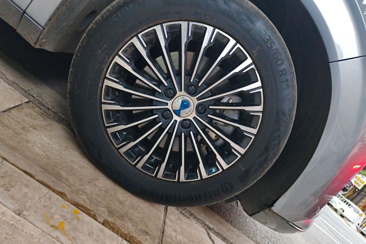 腾势D9 2022款 DM-i 1040 尊贵型车身外观10