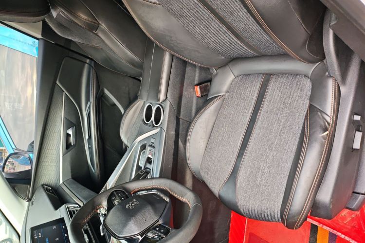 标致4008 2017款 350THP 精英版中控内饰19