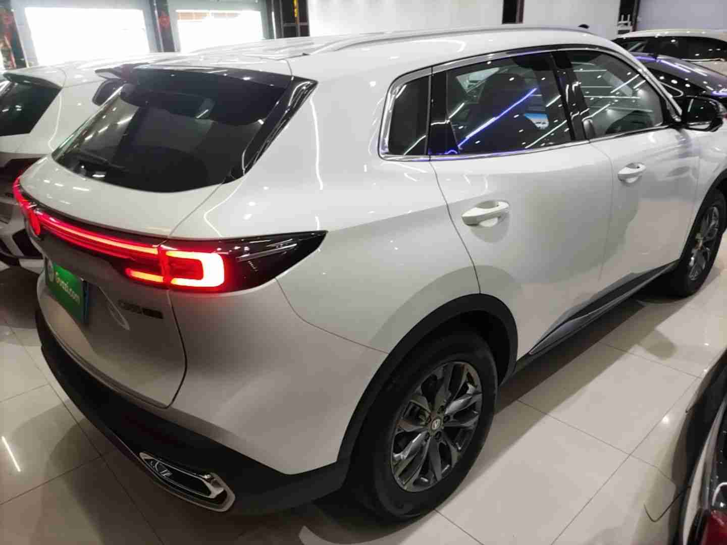 车辆右后45度外观展示
