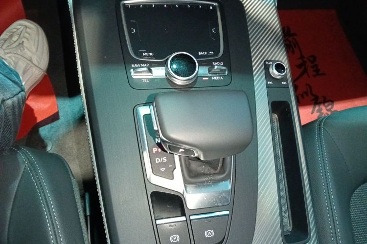 奥迪Q5L 2018款 45 TFSI 尊享时尚型 国VI中控内饰18