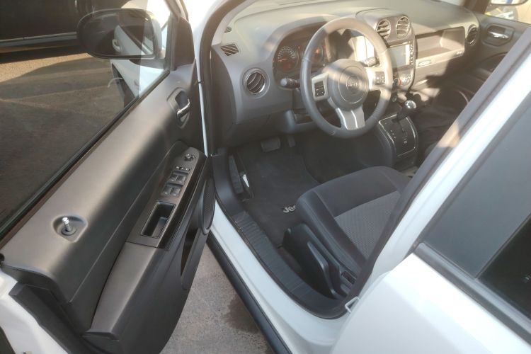 Jeep 指南者(进口) 2015款 2.0L 两驱运动版中控内饰7003