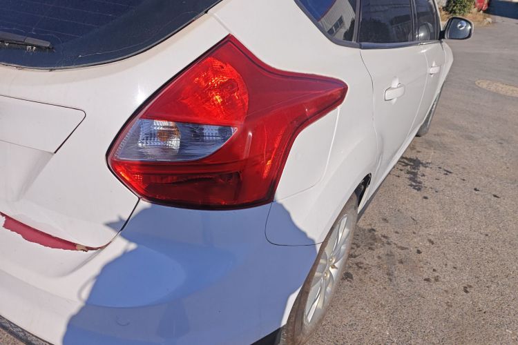 福特 福克斯 2012款 两厢 1.6L 自动舒适型车身外观9