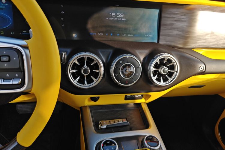 坦克300 2021款 越野版 2.0T 征服者中控内饰16