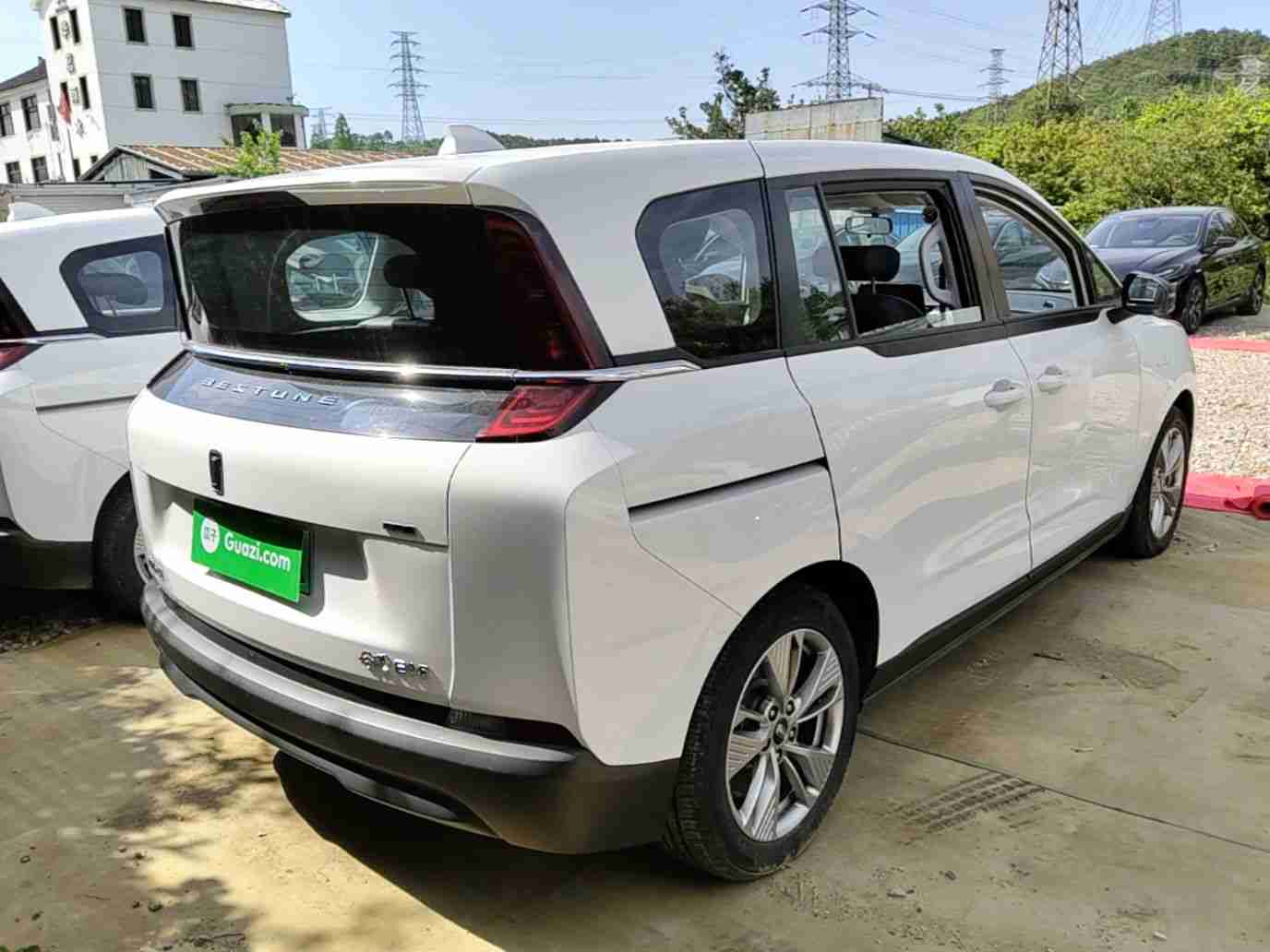 车辆右后45度视角，凸显侧身线条与尾部