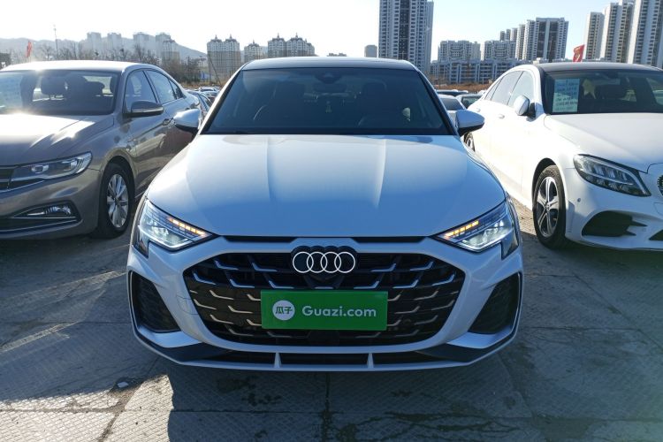 奥迪A3 2025款 A3L Limousine 35TFSI 飞驰尊享型车身外观2