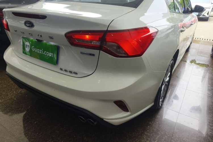 福特 福克斯 2020款 三厢 EcoBoost 180 自动锋潮型车身外观9