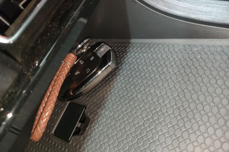 广汽传祺 传祺GS8 2022款 领航系列 2.0TGDI 两驱豪华智联版（七座）中控内饰11