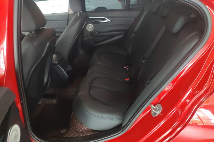 宝马1系 2021款 改款 120i M运动版中控内饰21