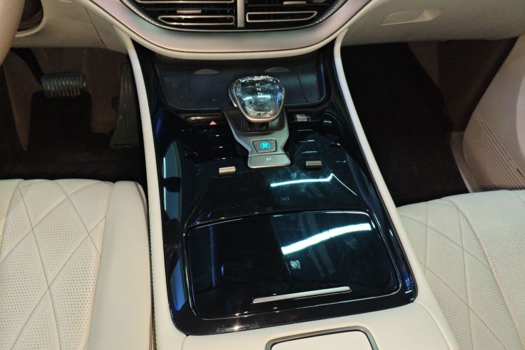 腾势D9 2022款 DM-i 970 四驱尊荣型中控内饰18